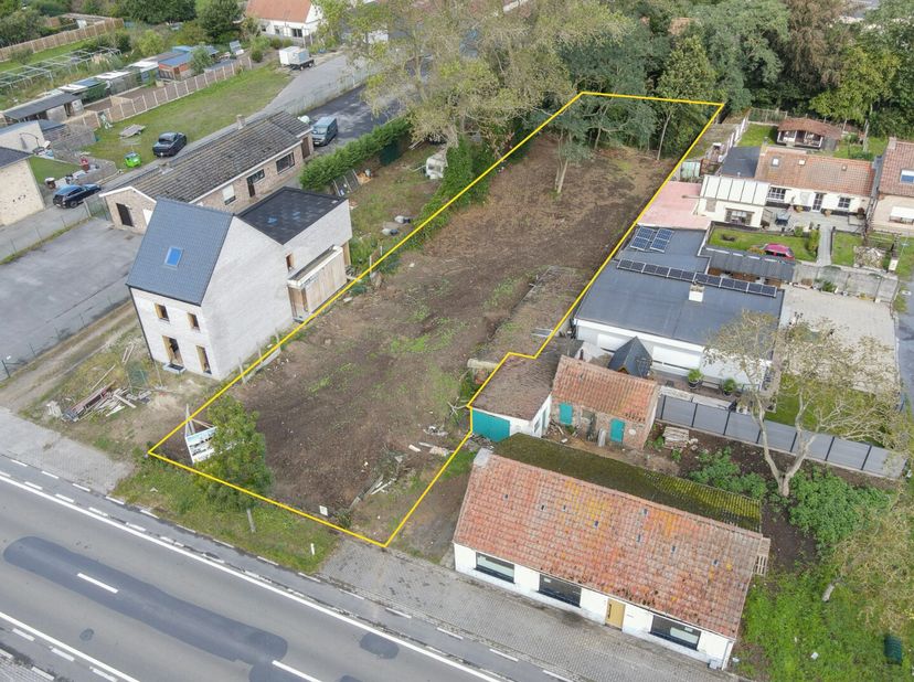 Perceel bouwgrond voor open bebouwing op 1.214  m². Dit perceel biedt mogelijkheden tot het bouwen van een alleenstaande woning met op het gelijkvloer