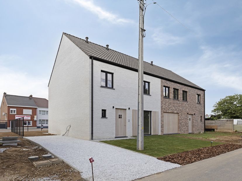 De woning is gelegen op wandelafstand van Geetbets-centrum waar alle voorzieningen voorhanden zijn. Dit kleinschalig woonproject bestaat uit vier kopp