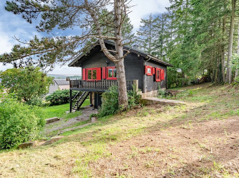 Immo By Julie stelt u deze charmante chalet voor, ideaal gelegen in Chéoux, een rustig dorpje op de hoogten van Rendeux. Op enkele minuten van Marche-