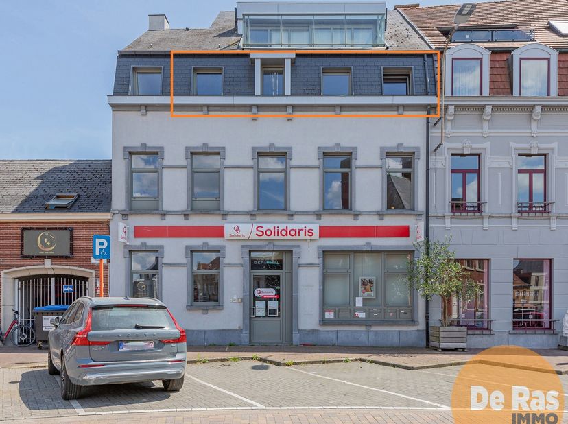 HERZELE CENTRUM - Ruim en recent appartement met twee slaapkamers, pal op de Markt van Herzele!&lt;br /&gt;
Wie zoekt naar een appartement met A-locatie, is