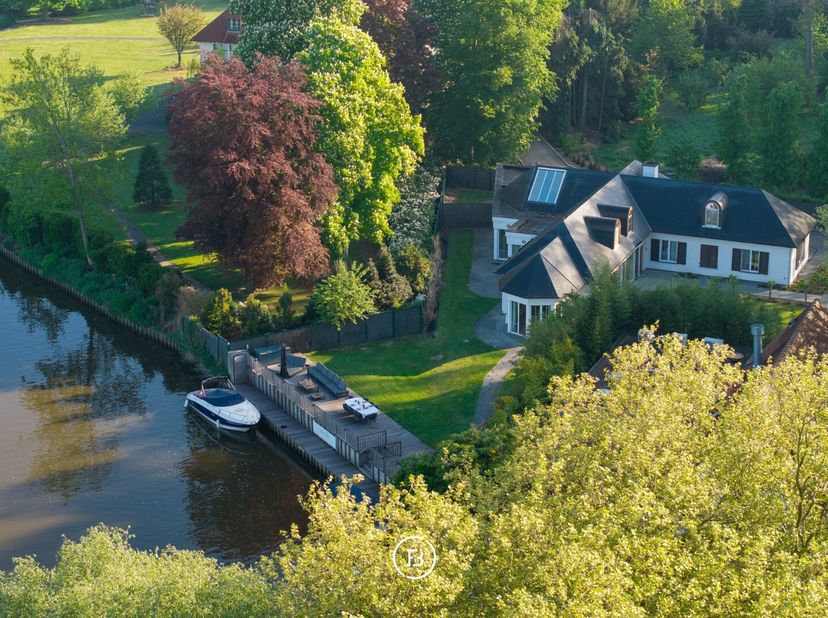Deze exclusieve villa aan de pittoreske Leie combineert hedendaags comfort met tijdloze charme. Met een adembenemend panoramisch uitzicht op het water