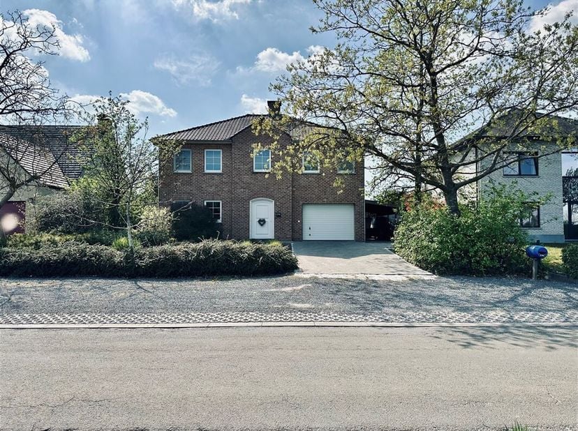Bent u op zoek naar een landelijke gelegen woning in het gezellige gehucht Velle? Dan is deze ruime, goed onderhouden en energiezuinige villa zeker wa