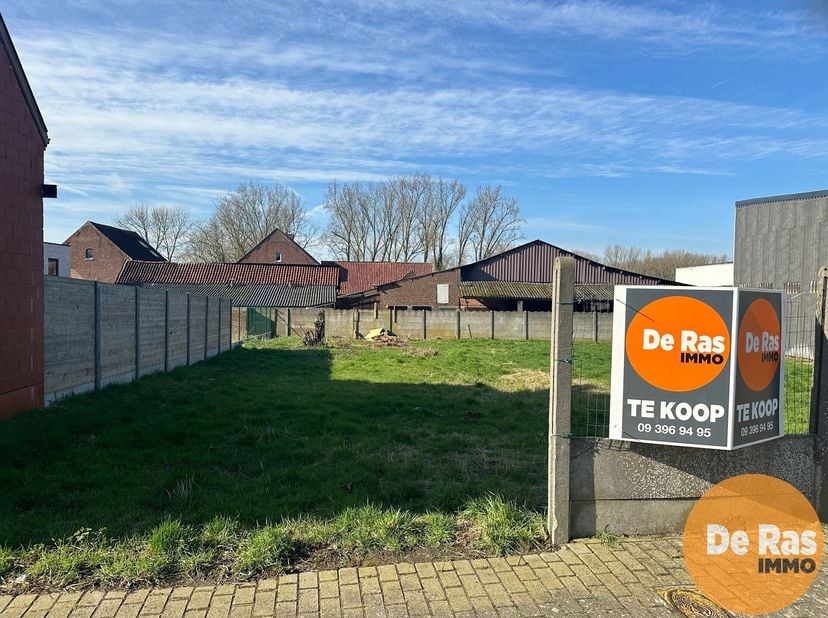ERONDEGEM - Centraal gelegen bouwgrond voor halfopen bouw&lt;br /&gt;
De bouwgrond is gelegen in het hart van Erondegem, in de nabijheid van winkels, schole