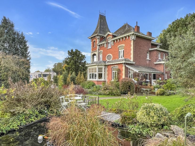 Gelegen in het hart van de groene rand rond Brussel, ontdek deze prachtige historische woning in Hoeilaart, een idyllische omgeving waar charme en rus