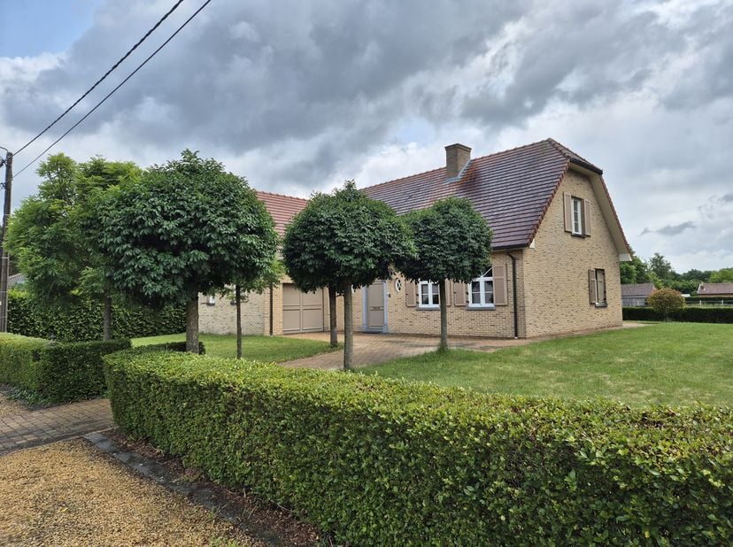 Gelijkvloerse vrijstaande woning met 1 slaapkamer in een rustige omgeving.  &lt;br /&gt;
Indeling: inkomhall met toilet, ruime woonkamer, ingerichte keuken,
