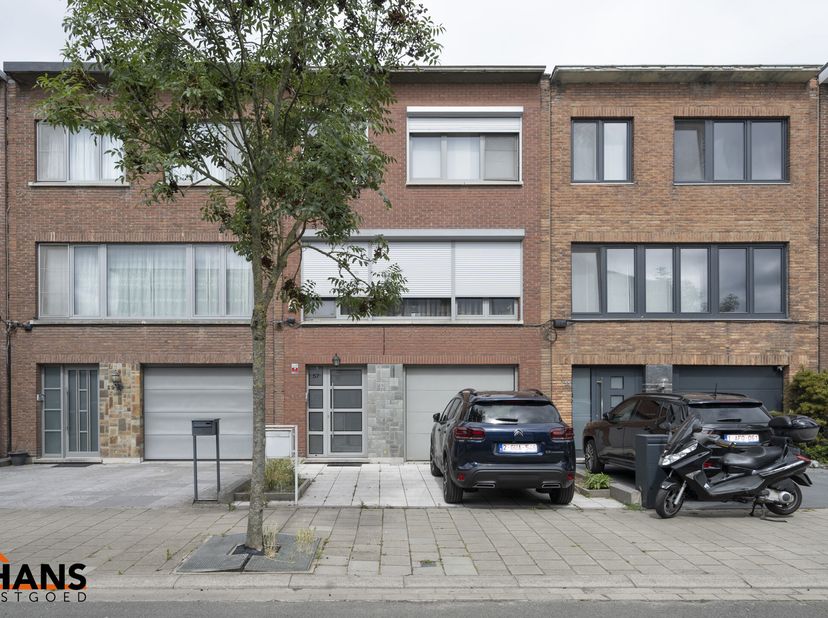 U komt de woning binnen op het gelijkvloers in de ruime inkomhal; uw auto en/of fietsen kunt u stallen in de garage; achterliggend bevindt zich een po