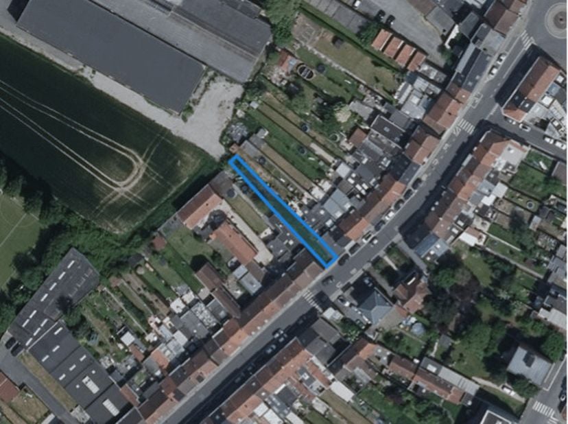 Envie de construire votre chez-vous ou d&#039;y développer un projet professionnel ? Ce terrain à bâtir de 220 m², situé en zone d&#039;habitat, est une opportu