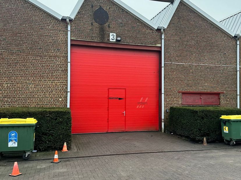 INVESTERINGSOPPORTUNITEIT! &lt;br /&gt;
De magazijnen zijn verdeeld in 2 units met een oppervlakte van 1.005 m² en 1.035 m² en zijn vlot bereikbaar en ideaa