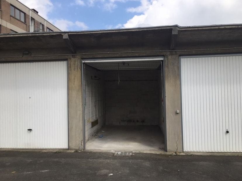 Achterin gelegen garagebox met kantelpoort - gelegen achter gebouw Brusselsesteenweg 73&lt;br /&gt;
&lt;br /&gt;
Afmetingen:&lt;br /&gt;
472 x 281 x 268 (Diepte x breed