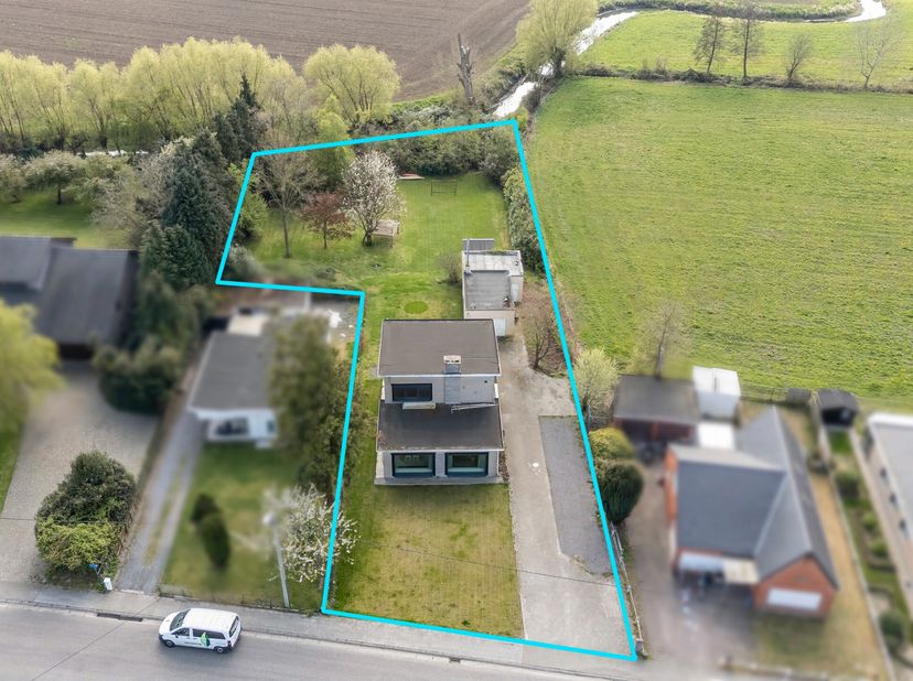 Deze charmante, vrijstaande woning in het groene en rustige Hofstade biedt een unieke kans voor wie op zoek is naar ruimte, rust én mogelijkheden. Gel