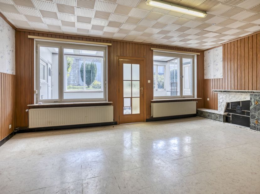 Op 5 min rijden van het centrum van Ninove, met zijn winkels, scholen, openbaar vervoer vindt u deze TE RENOVEREN GESLOTEN BEBOUWING met garage en tui