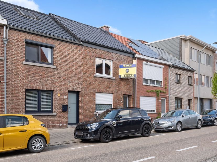 Deze charmante rijwoning in de Houtemstraat biedt tal van mogelijkheden! Gelegen op een perceel van 420 m², geniet je van een zuidwestgerichte tuin va