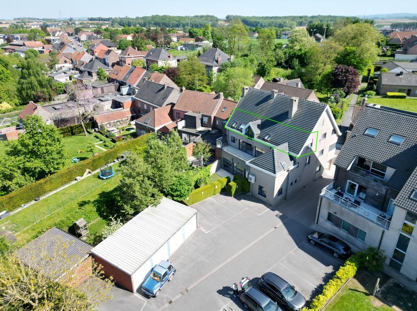 Welkom in dit appartement op de tweede verdieping, waar we starten in de inkomhal. Vanuit de hal gaan we verder naar de ruime woonkamer. Aansluitend b