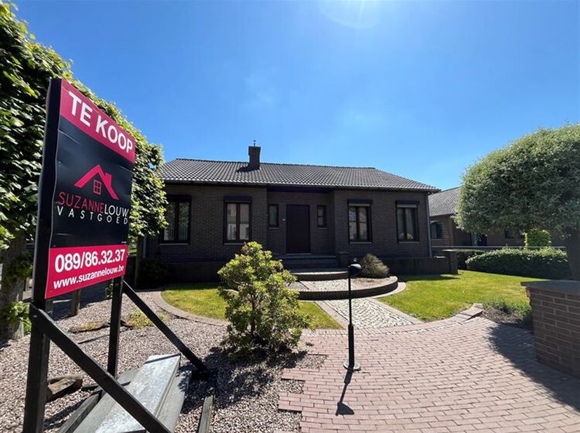 Vrijstaande, gelijkvloerse gezinswoning, volledig onderkelderd met inpandige garage op ruim, volledig omheind perceel&lt;br /&gt;
Troeven&lt;br /&gt;
·Vrij uitzic