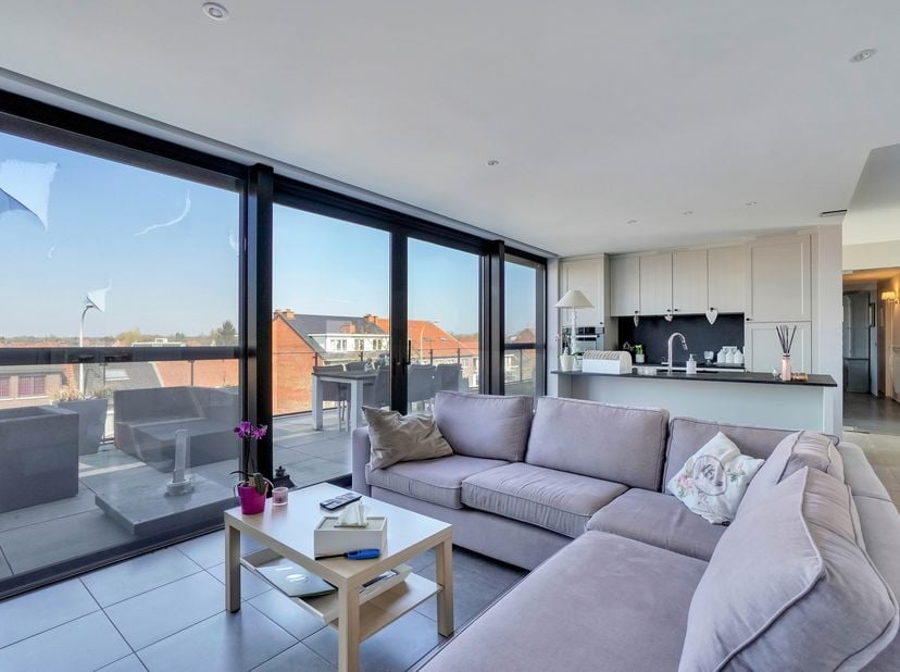 Dit instapklare appartement met een bewoonbare oppervlakte van ca. 90 m² en 21 m² terras vind je terug op een van de invalswegen rond Hasselt, nl. op