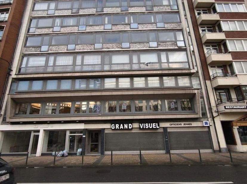 Charleroi - À VENDRE en plein centre-ville&lt;br /&gt;
Un appartement lumineux de 100 m² offre un cadre de vie confortable, à proximité immédiate des commer