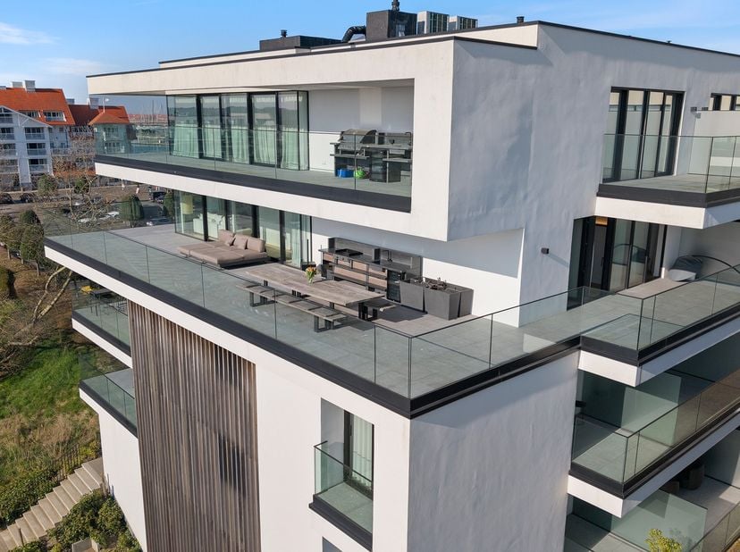 Wie droomt van wonen in een rustige en prachtige omgeving met winkels, horeca en grootwarenhuizen op wandelafstand, voelt zich meteen thuis in deze ho