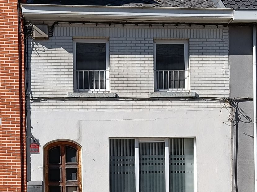 Woning grotendeels gerenoveerd met terras. &lt;br /&gt;
Op wandelafstand van het centrum, scholen, winkels, station...&lt;br /&gt;
Conformiteitsattest geldig tot