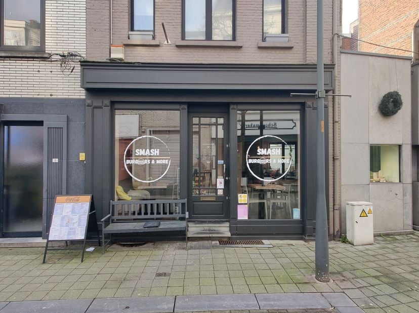 TE HUUR MET OVERNAME: handelsfonds Smash Burger &amp; More, een instapklaar horecaconcept op een AAA-locatie in Turnhout. Dit goed draaiende handelsfonds