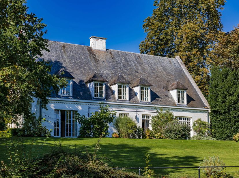 Dans le très beau quartier résidentiel du Vert Chasseur, cette spacieuse villa familiale des années 50 est implantée sur un magnifique terrain de ± 32