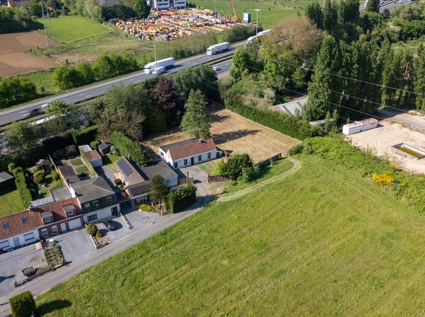 Nabij de Karmel te Waregem, ligt deze te renoveren woning met ruim bijgebouw op royaal perceel grond op het einde van een doodlopende straat. Privacy