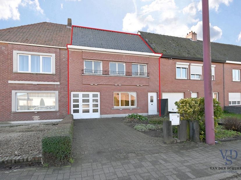 Structureel degelijk met vernieuwd dak (december 2015) en verdiepingsvloeren in beton.&lt;br /&gt;
Bijzonder degelijke en ruime woning, met tuin, welke rech