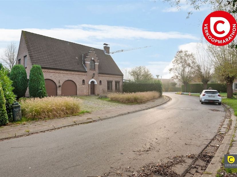 Découvrez cette charmante villa située sur un généreux terrain de 926m². Avec une surface habitable de 242m², cette propriété offre quatre chambres sp