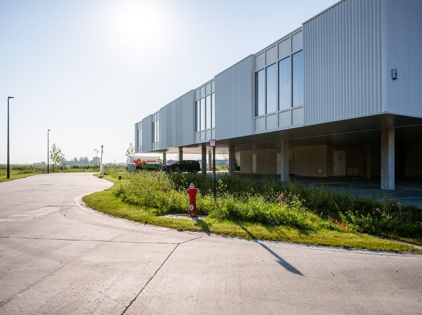Dit prachtig gelegen kantoor kijkt vanop verdiep 1 uit over het mooie poldergebied.&lt;br /&gt;
Businesspark Tintersweghe ligt langs de as Blankenberge - Br