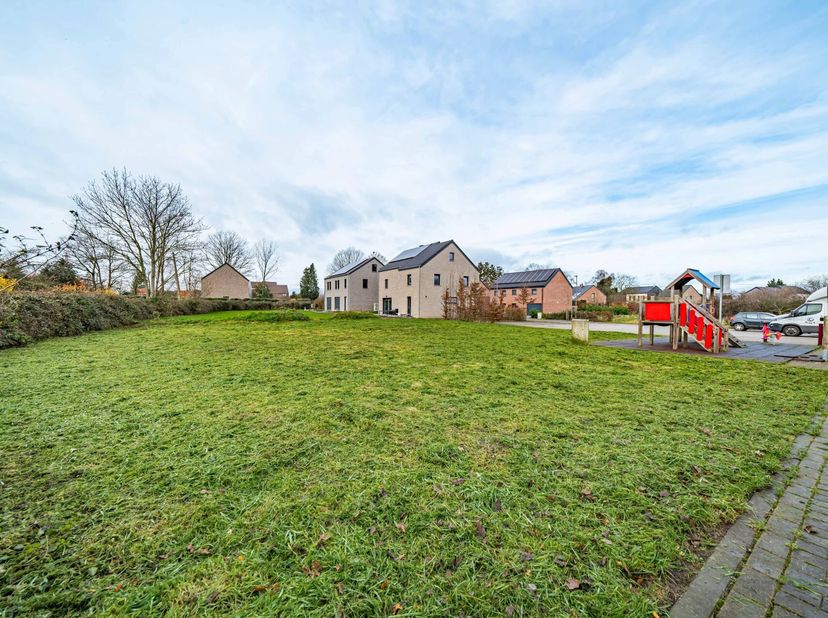 EBimmo biedt u dit mooie vlakke stuk grond voor een 4-voor-1 villa, ideaal gelegen in een &quot;gesloten&quot; verkaveling op minder dan 10 minuten van Visé en