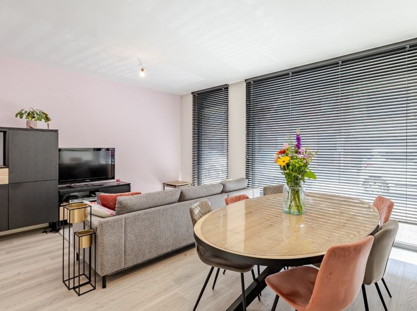 LiggingDeze recent gebouwde gelijkvloers appartement is rustig en aangenaam gelegen in de Polderstraat te Zelzate, een residentiële buurt met een vlot