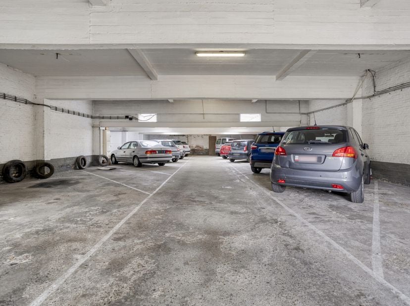 Dit magazijn met bovenliggend appartement bevindt zich in de Boeksveldstraat 7 in Wilrijk. &lt;br /&gt;
Gelijkvloers: &lt;br /&gt;
- magazijn (ca. 270 m²) &lt;br /&gt;