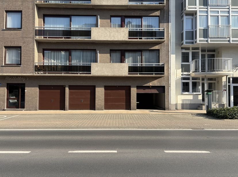 Box de garage au meilleur endroit à vendre à Middelkerke, Koninginnelaan 99, Residentie Westhelling.&lt;br /&gt;
Dimensions:&lt;br /&gt;
- longueur 5,25 m&lt;br /&gt;
-