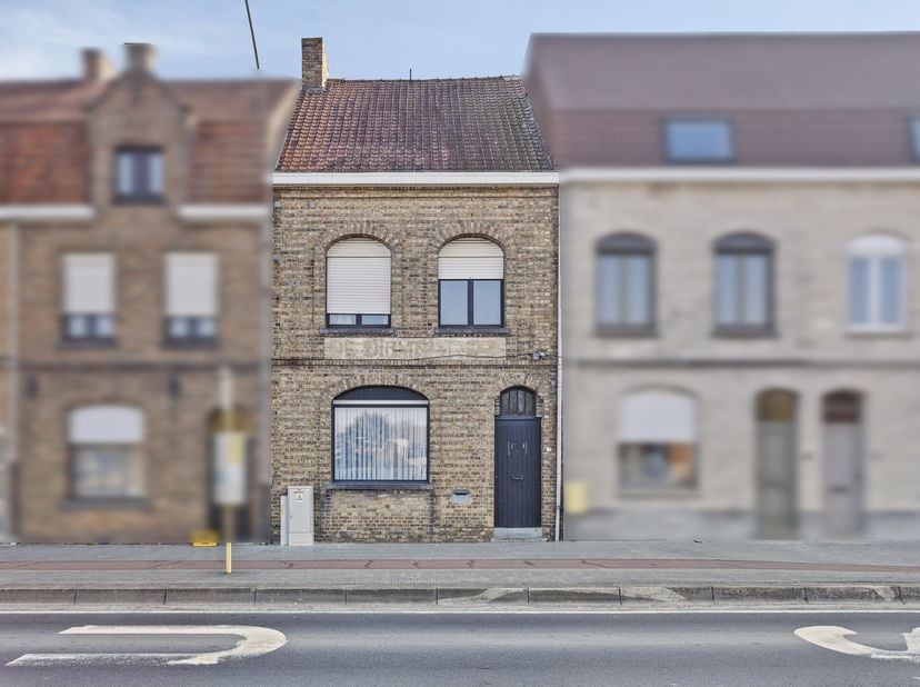 Maison à vendre à Ypres avec 3 chambres, jardin et garage avec sortie. Situé près de la porte de Menin et des forteresses. Possibilité de chambres sup