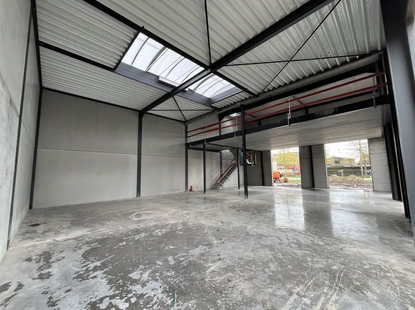 Deze nieuwbouw KMO-units te huur in Eeklo bevinden zich op een goed bereikbare locatie langs de N9. Een van de units beschikt over een kantoor/showroo
