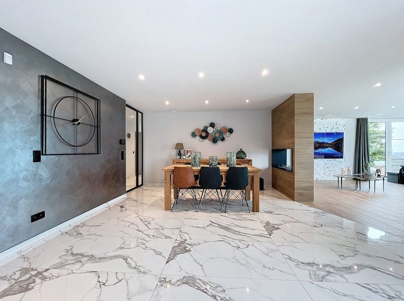 Offre àpd 765 000 euro Elégante villa contemporaine d&#039;une superficie habitable de +/- 300m². Hall d&#039;entrée. Grandes réceptions lumineuses agrémentées