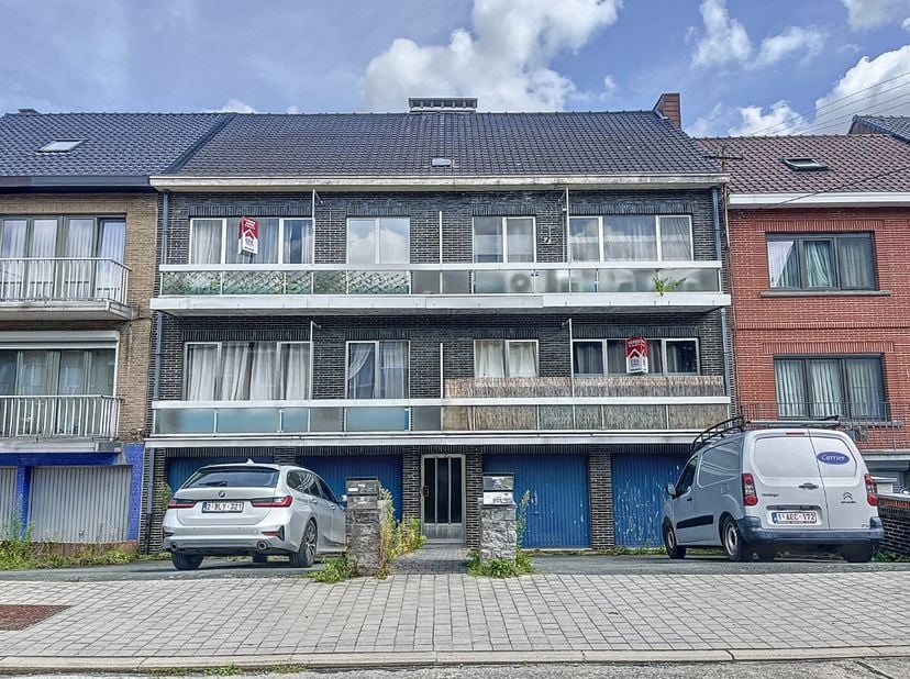 . Idéalement situé dans un quartier prisé d&#039;Enghien, cet immeuble de rapport vous offre 4 appartements (2 chambres) de +/- 70m² chacun. Au niveau tech