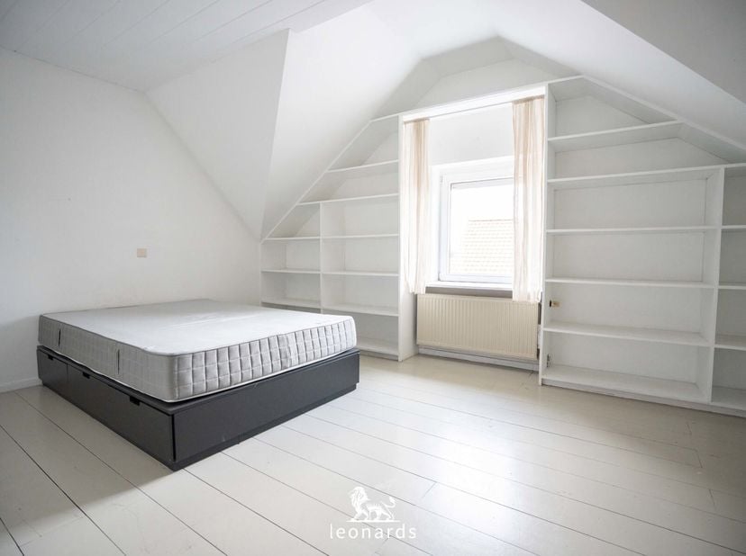 Te huur: modern duplex appartement in uitstekende staat, gelegen op Neerweg 20 te Rekkem. Dit lichtrijke appartement heeft een bewoonbare oppervlakte