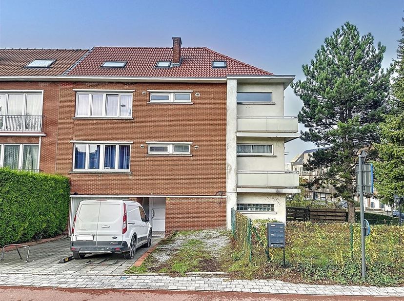 Grimbergen/Strombeek-Bever Limite Laeken - Bel immeuble de rapport +/-300m² habitable. Actuellement aménagé en 5 logements ; Au 1er étage : 2 appartem