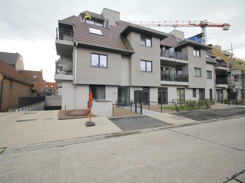 In Residentie De Berenpoort gelegen aan de Wingene Steenweg, de Kardinaal Cardijnlaan en de Sint-Amanduslaan staat deze gesloten garagebox te huur. Vi