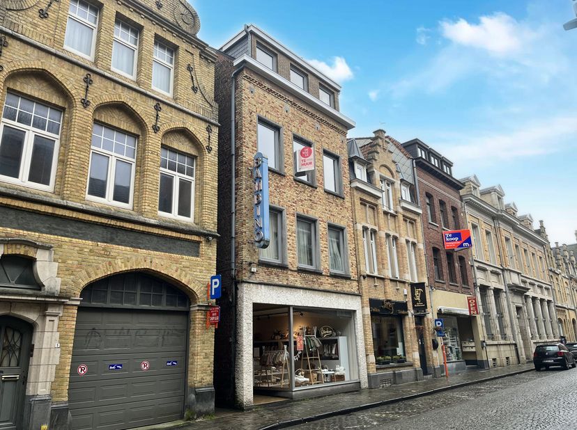 Êtes-vous intéressé par cette propriété à louer à Ypres? Naviguez ensuite sur le site www.dewaele.com, cliquez sur le bouton rouge «Demander une visit