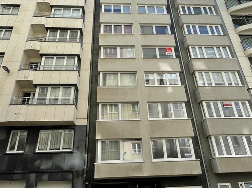 Dit gemeubeld appartement is gelegen op de 9de verdieping in de verzorgde residentie Auteuil. &lt;br /&gt;
Het bestaat uit een inkomhall, gezellige woonkame