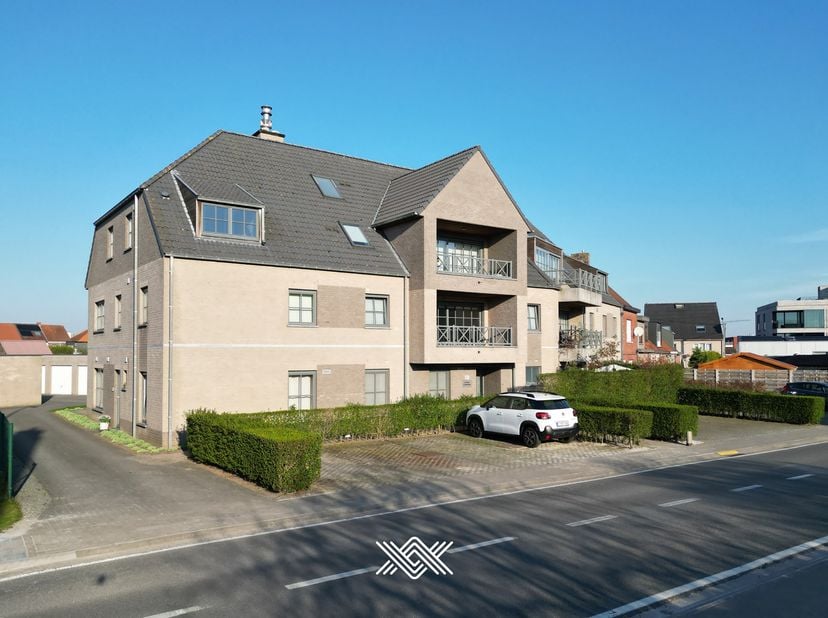 Dit appartement met één slaapkamer is gelegen op het eerste verdiep van residentie Canteclaer. Het appartement van 72 m² beschikt over een inkomhal me
