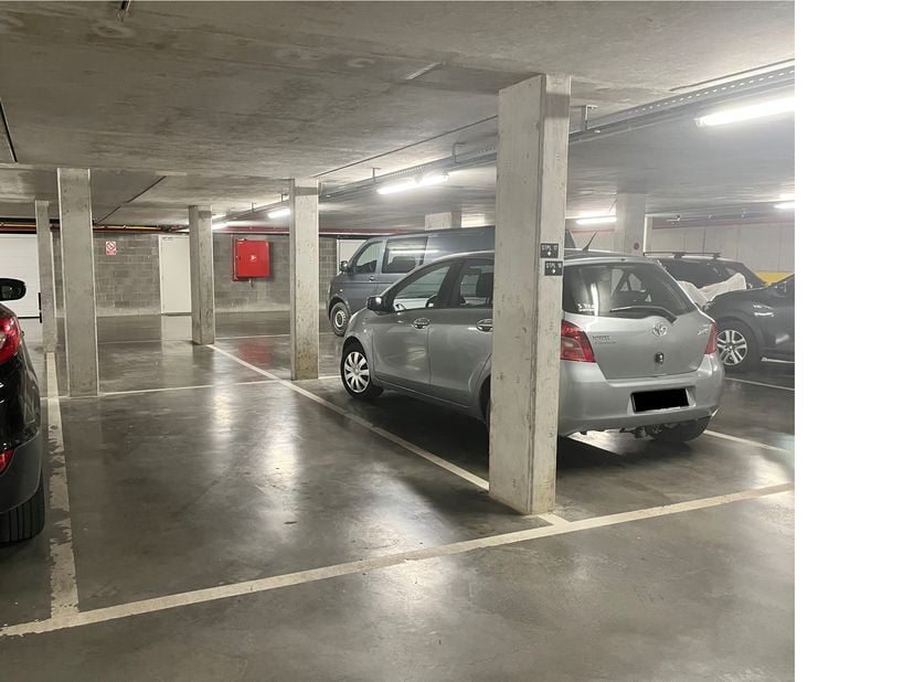 Place de parking souterraine à louer au Westkaai à Ypres. Le parking est immédiatement vide! Le parking souterrain est fermé par un portail automatiqu