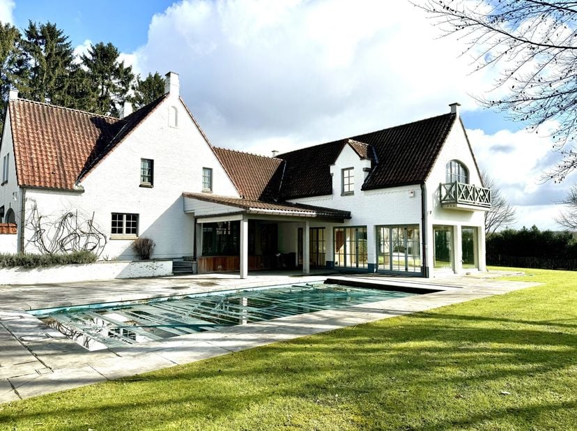 Grens Waterloo / Sint-Genesius-Rode - op een terrein van 40 are - prachtig pand (villa met vier gevels en zwembad + de concièrgerie) in perfecte staat