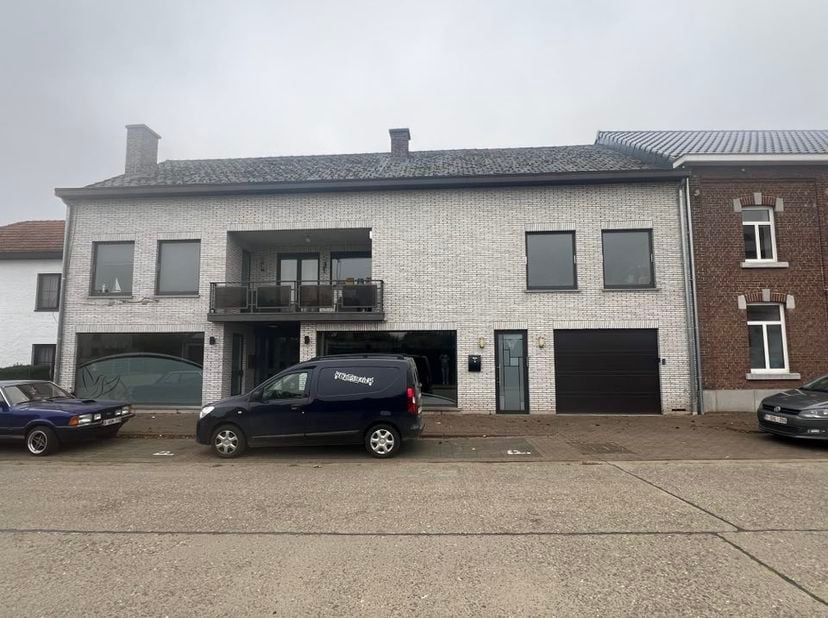 Bent u op zoek naar een veelzijdig pand waar u zowel kunt wonen als ondernemen? Grijp dan deze unieke kans!&lt;br /&gt;
Dit ruime pand, gebouwd in 1982, is