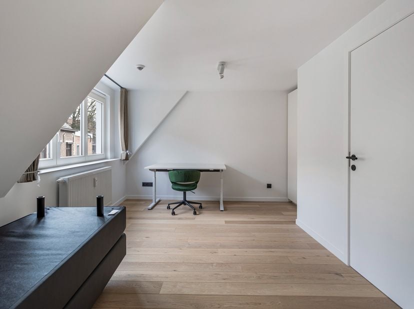Deze studentenkamer situeert zich op de derde verdieping van de prachtige residentie Botanique, een unieke realisatie in het centrum van de stad. Deze