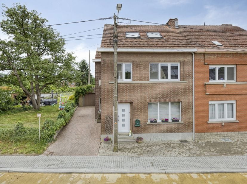 Dans cette maison rénovée avec goût, vous vous sentirez immédiatement chez vous. Avec ses trois chambres confortables, sa véranda baignée de lumière,