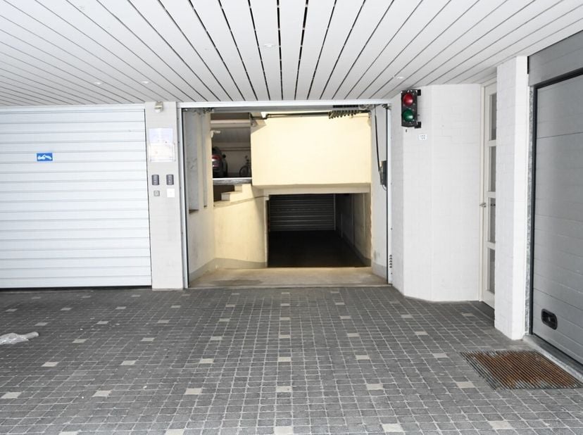 Ruime staanplaats gelegen in de Leopoldlaan 100. Ondergronds gelegen.&lt;br /&gt;
Afmetingen:&lt;br /&gt;
Hoogte: 2m x Breedte: 2.10m x Diepte: 5,10m&lt;br /&gt;
Onmidd