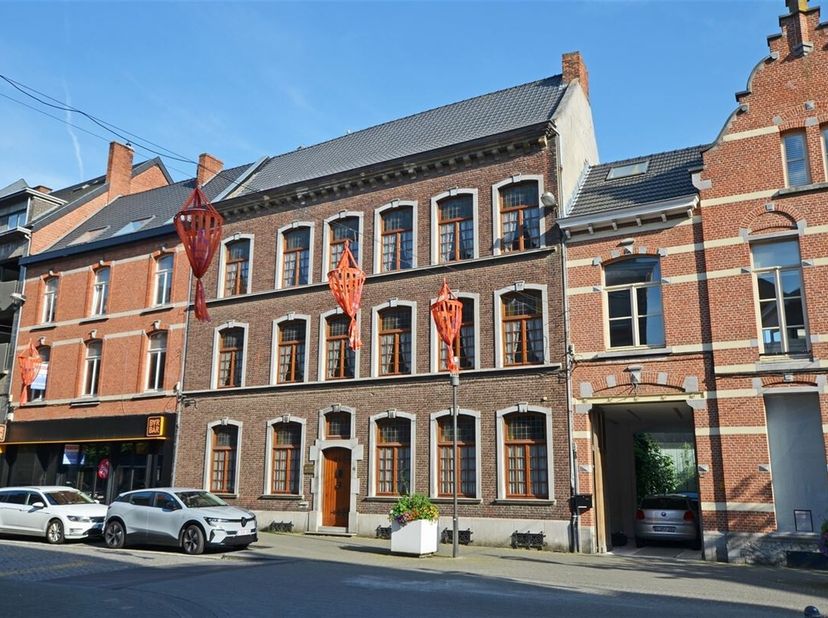 Dit historisch pand, opgetrokken in classicistische stijl, is gelegen in de binnenstad en grenst aan twee straten. De herenwoning is gelegen in de bin