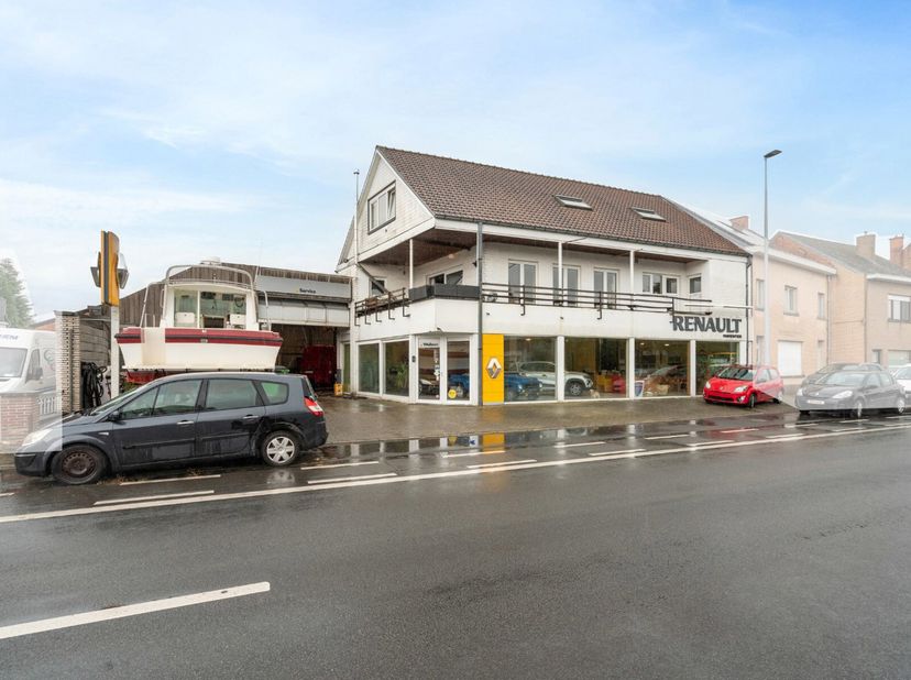 Bent u op zoek naar een unieke handelsruimte met werkplaats en ruime woonst op een goede locatie? Deze handelszaak en werkplaats van 800 m² met boveng